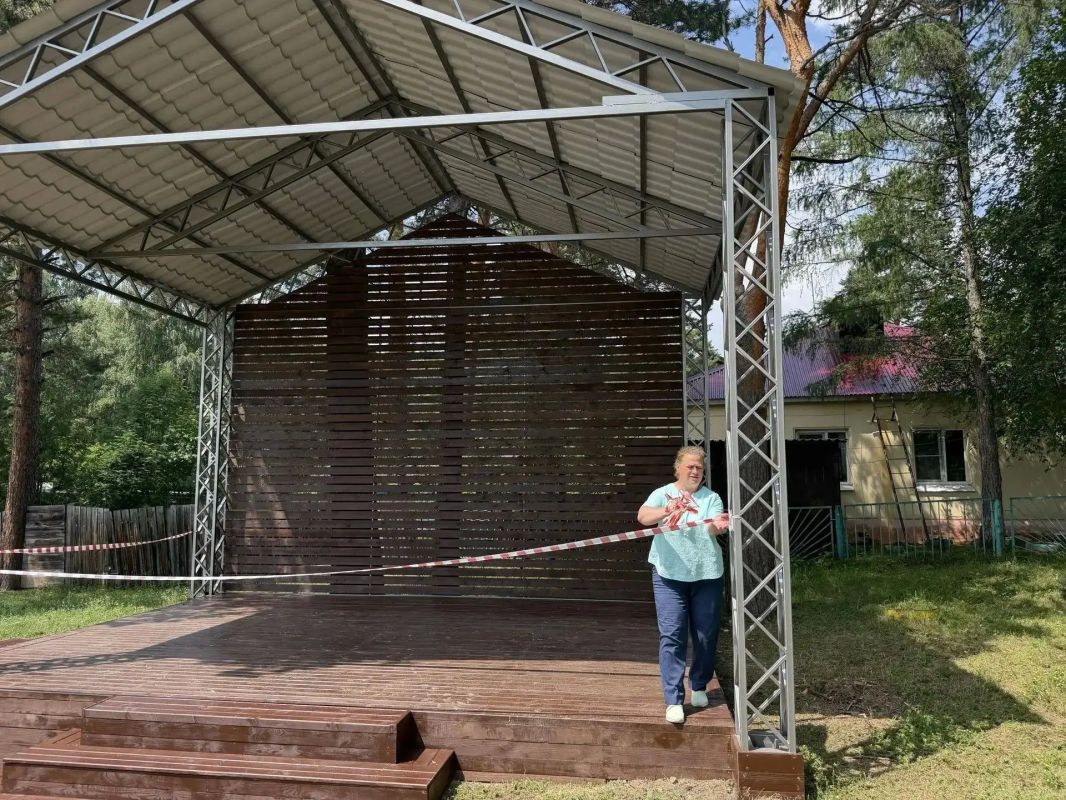 Благодаря участию местных жителей в инициативных проектах в микрорайоне Еловый появилась детская площадка, в Патронах – уличная сцена Благодаря участию местных жителей в инициативных проектах в микрорайоне Еловый появилась детская площадка, в Патронах – уличная сцена