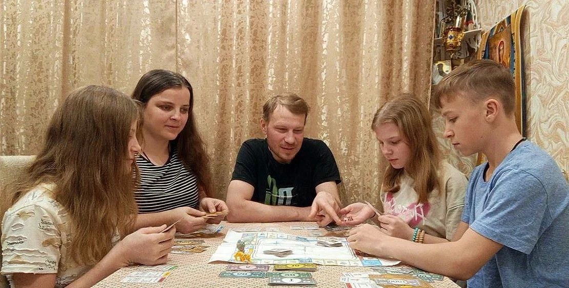 Жители Приангарья Михаил и Дарья Поповы и их дети поборются за звание лучшей сельской семьи на конкурсе «Семья года»