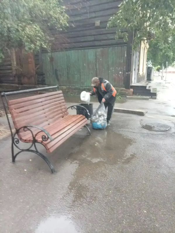 Последствия сильного дождя устраняют в Иркутске Последствия сильного дождя устраняют в Иркутске