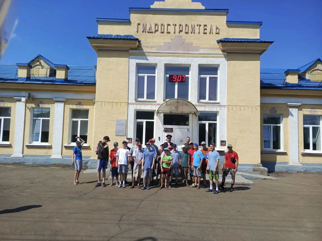 В Братске сотрудники транспортной полиции и железной дороги провели экскурсию на станции Гидростроитель для воспитанников социально-реабилитационного центра "Росток" В Братске сотрудники транспортной полиции и железной дороги провели экскурсию на станции Гидростроитель для воспитанников социально-реабилитационного центра "Росток"