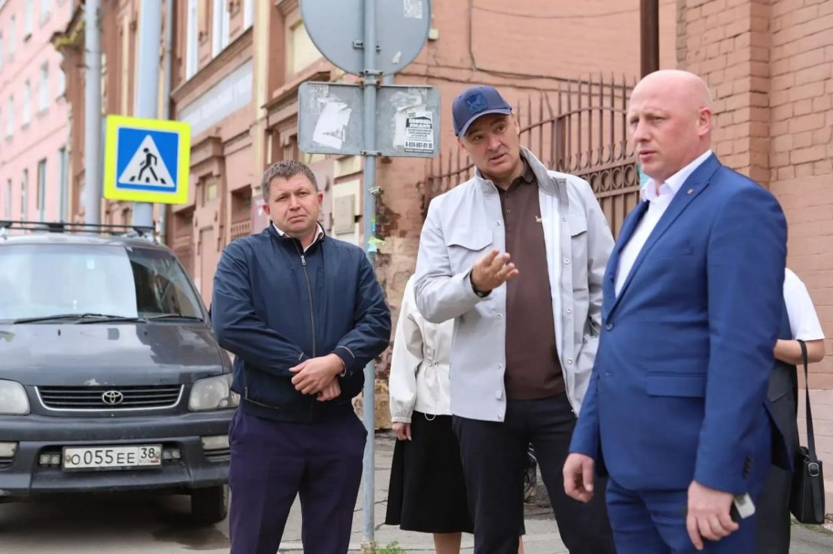 Мэр Иркутска дал месяц на ликвидацию ям и ремонт колодцев Мэр Иркутска дал месяц на ликвидацию ям и ремонт колодцев