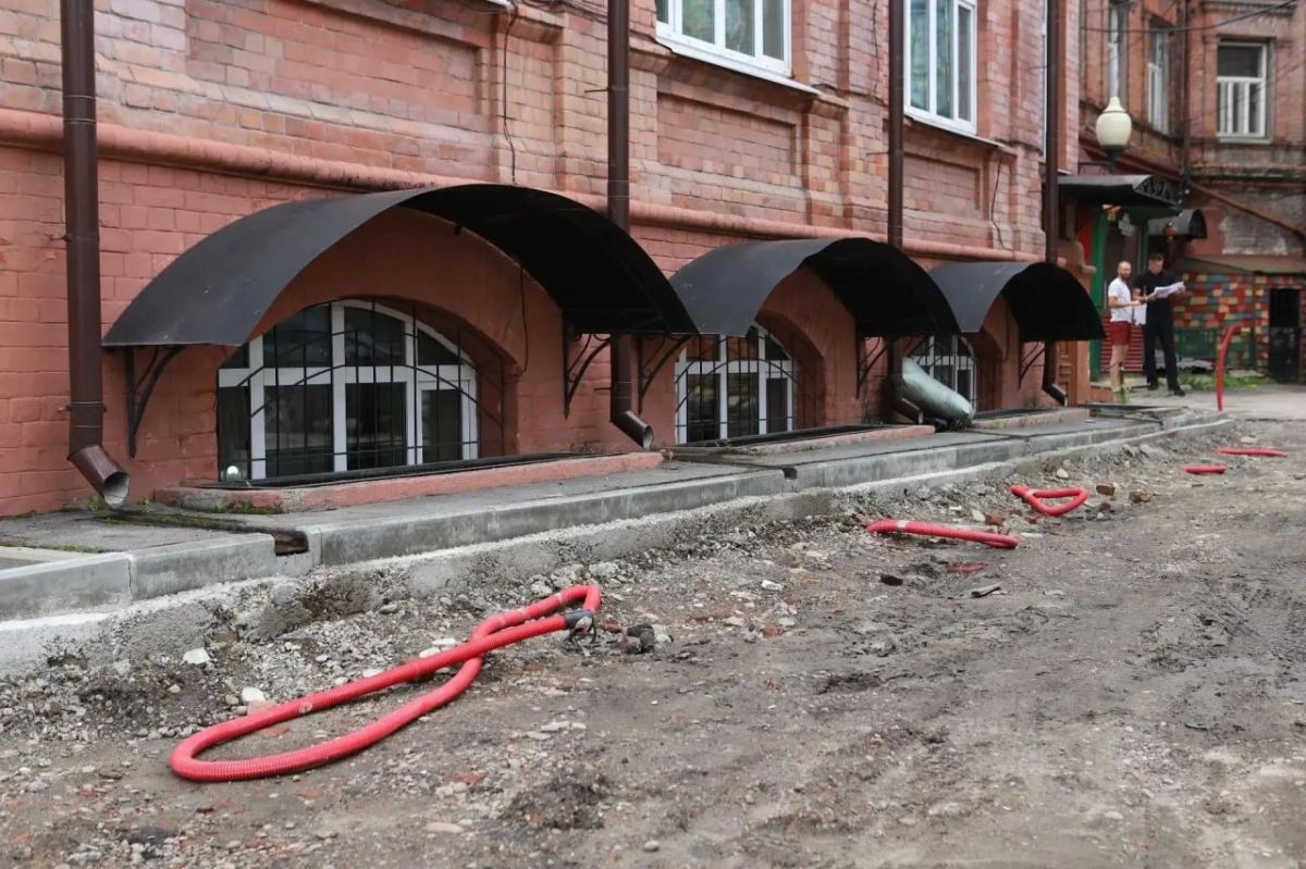Мэр Руслан Болотов проверил ход благоустройства территории возле культурного центра Александра Вампилова Мэр Руслан Болотов проверил ход благоустройства территории возле культурного центра Александра Вампилова
