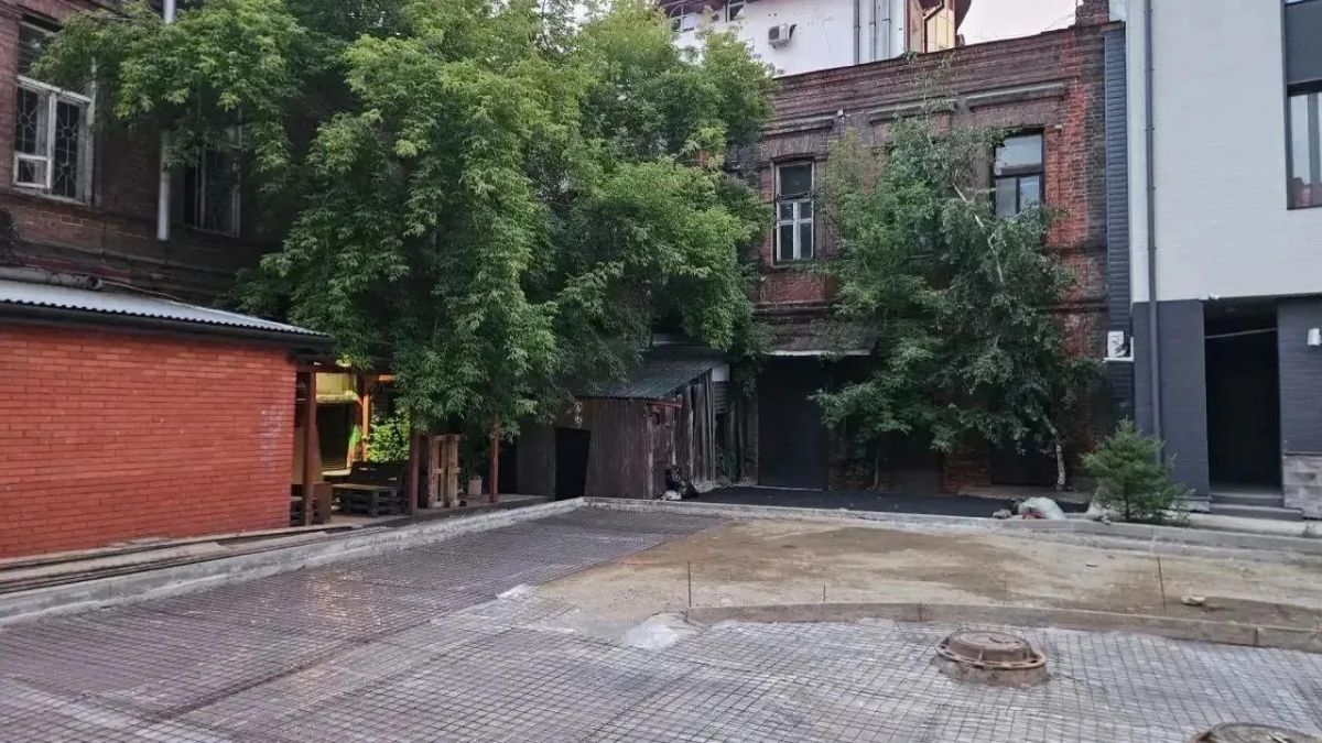 Мэр Руслан Болотов проверил ход благоустройства территории возле культурного центра Александра Вампилова Мэр Руслан Болотов проверил ход благоустройства территории возле культурного центра Александра Вампилова