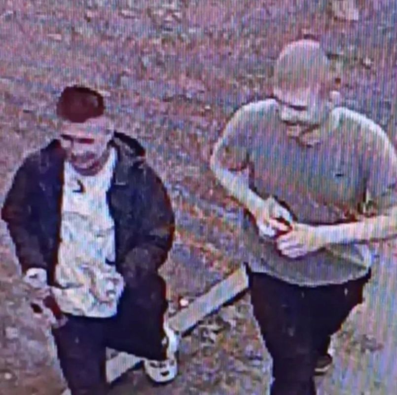 В Братске полицейские устанавливают личности двоих мужчин, возможно причастных к хищению сотового телефона