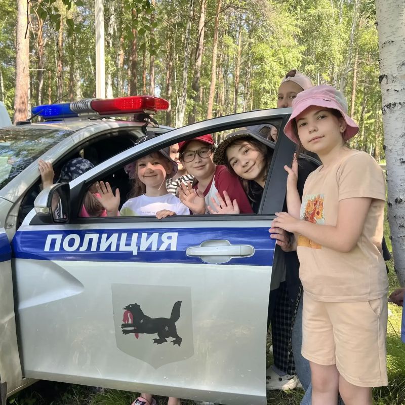 Иркутские полицейские пришли в гости к ребятам в лагерь Иркутские полицейские пришли в гости к ребятам в лагерь