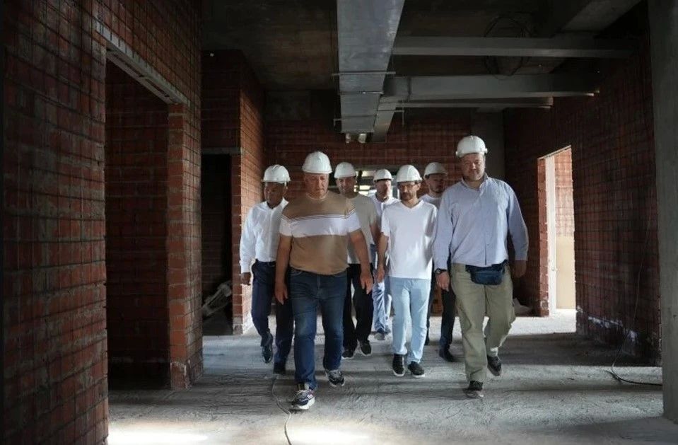 Губернатор Иркутской области Игорь Кобзев проверил как идут работы на стройплощадках социальных объектов в Эхирит-Булагатском районе - территорию он посетил с рабочим визитом