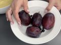 Нежный пирог «шиворот навыворот» со сливами, который покорит сердца