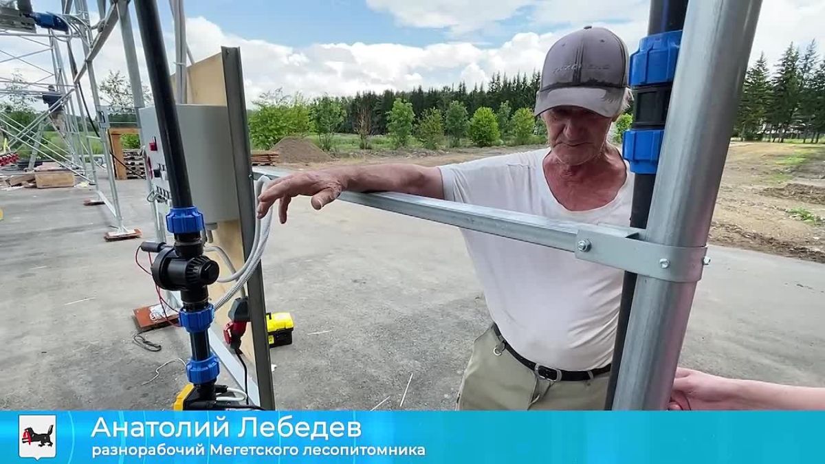 Игорь Кобзев: В Мегетском лесном питомнике монтируют новую теплицу и полигоны для доращивания. Здесь идет комплексная модернизация, в планах – 4 новые теплицы к 5 уже запущенным в работу