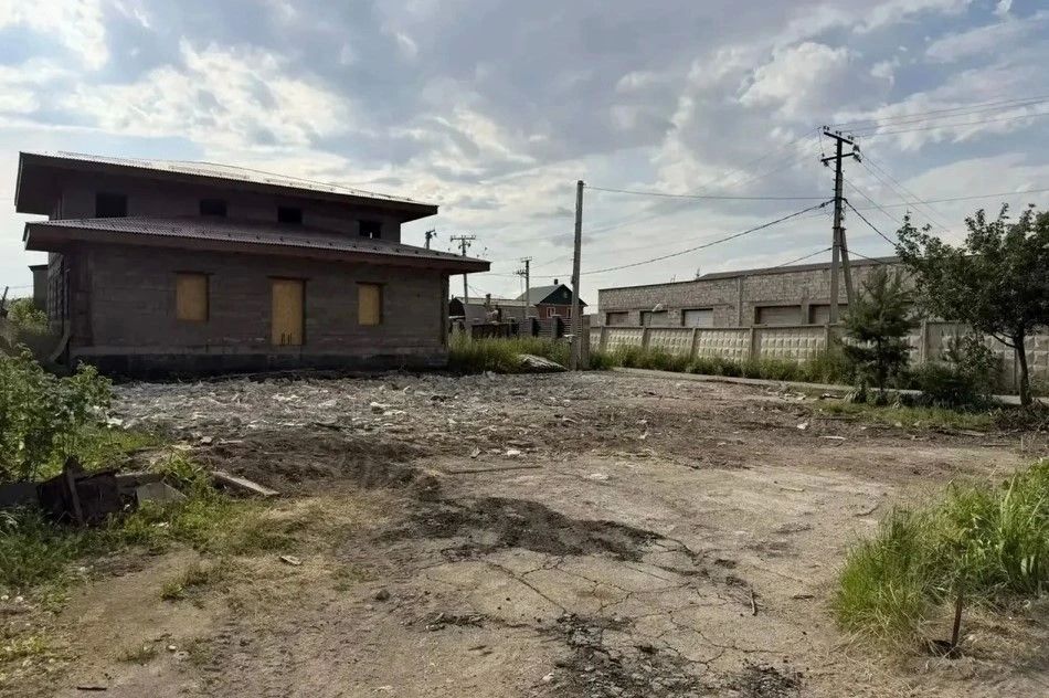 Судебные приставы добились сноса самовольно построенного дома и гаража рядом с аэропортом Иркутска