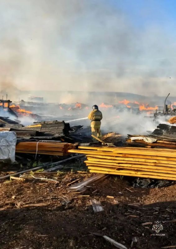 Огнеборцы ликвидируют последствия пожара на территории пилорамы в селе Хомутово Иркутского муниципального округа Огнеборцы ликвидируют последствия пожара на территории пилорамы в селе Хомутово Иркутского муниципального округа