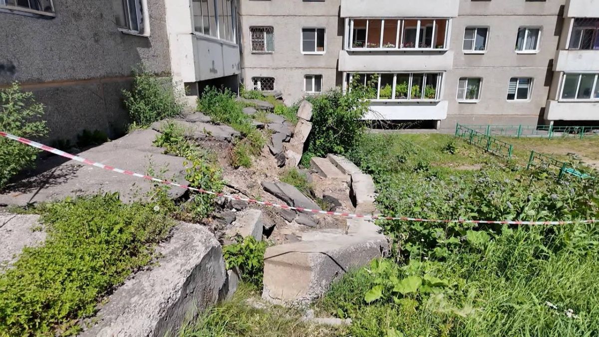 Сроки ремонта рухнувшей отмостки дома на ул. Костычева в Иркутске пока не определены