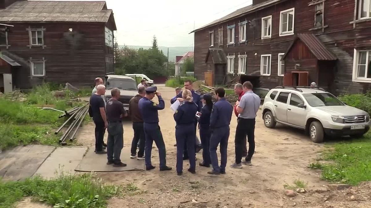 Игорь Кобзев: Вернулся из рабочей поездки в Бодайбо. Вместе с прокурором Иркутской области Сергеем Владимировичем Паволиным посетили объекты коммунальной инфраструктуры, провели выездное заседание областной КЧС. Встретился...