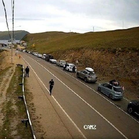 Жители Ольхона сутками стоят в очереди на паром вместе с туристами Жители Ольхона сутками стоят в очереди на паром вместе с туристами