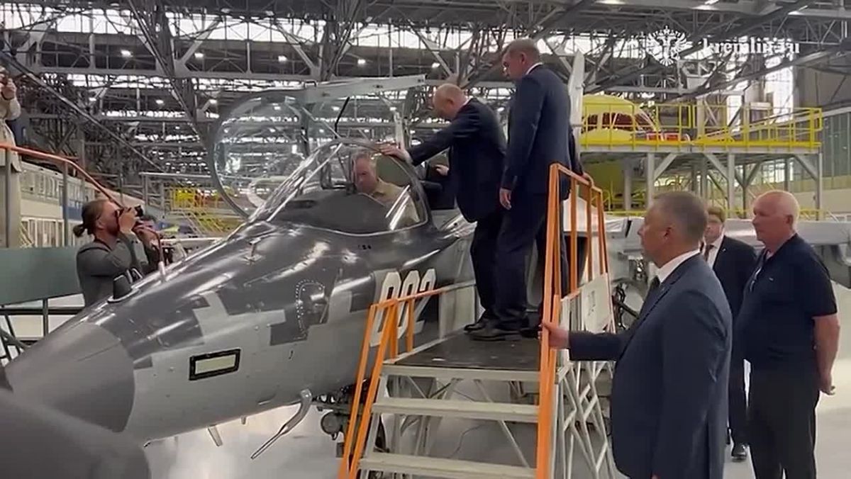 Владимир Путин посетил Иркутский авиационный завод, где запускают в серию новый российский среднемагистральный пассажирский самолет МС-21