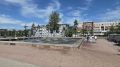 Жара в городе! Охладиться можно рядом с фонтаном: брызги воды приятно охлаждают, а журчание поможет переключиться в режим отдыха — вечер пятницы уже почти наступил!