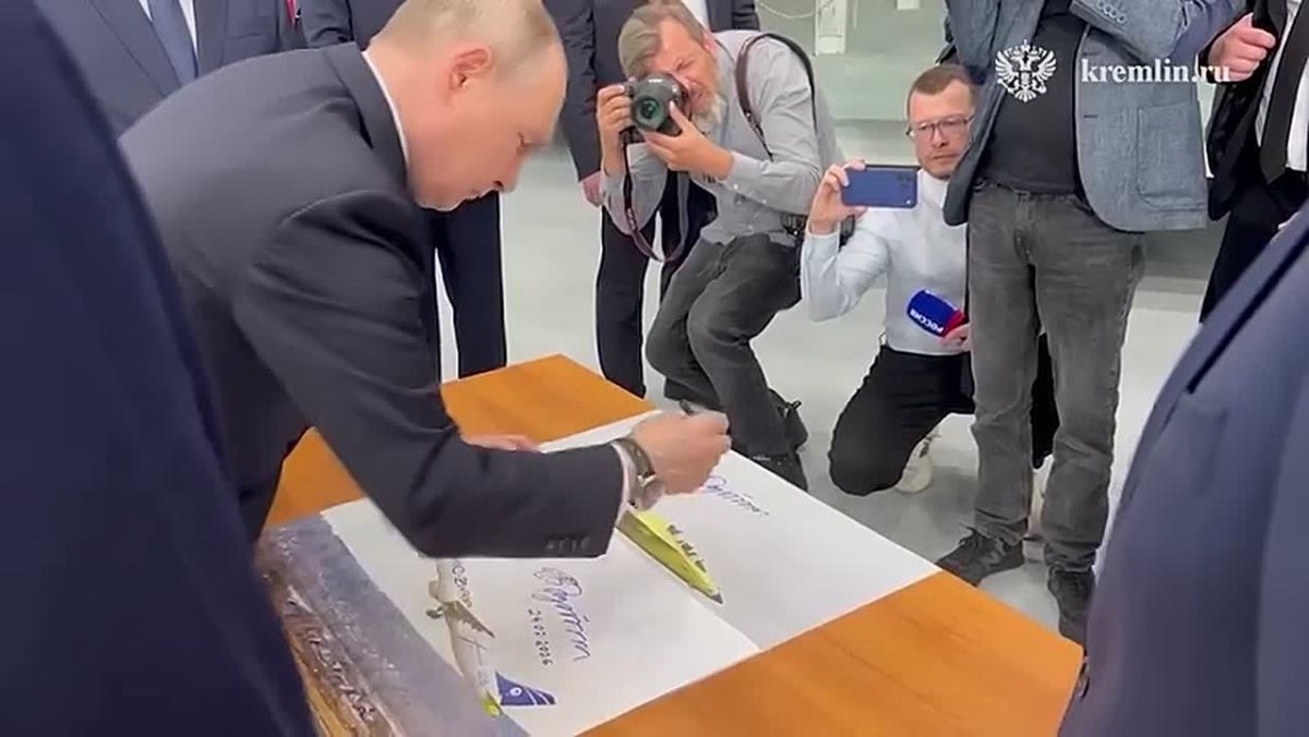 Владимир Путин приехал на Иркутский авиационный завод — президенту показали производство первых 18 серийных самолётов МС-21 и модернизированный учебно-боевой самолёт Як-130М