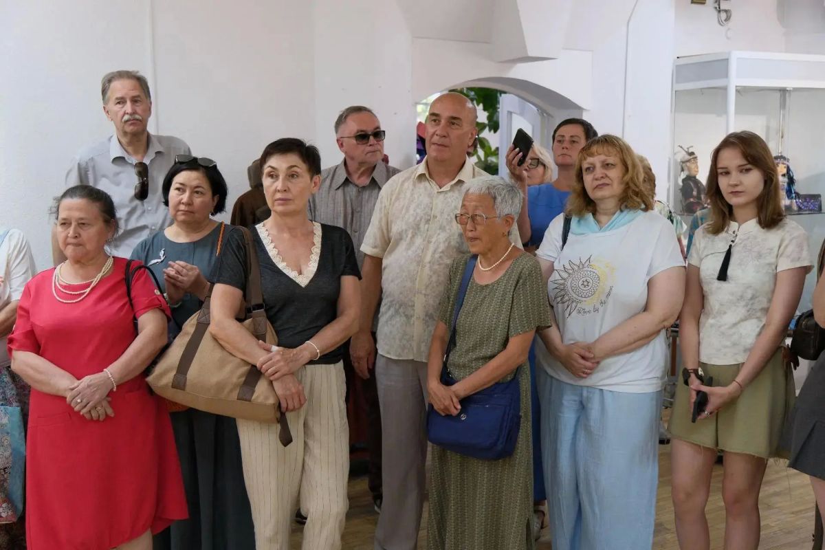 Куркуша, халадай, чепец – в Иркутске открылась выставка «Традиционный костюм старожилов и коренных народов Восточной Сибири» Куркуша, халадай, чепец – в Иркутске открылась выставка «Традиционный костюм старожилов и коренных народов Восточной Сибири»