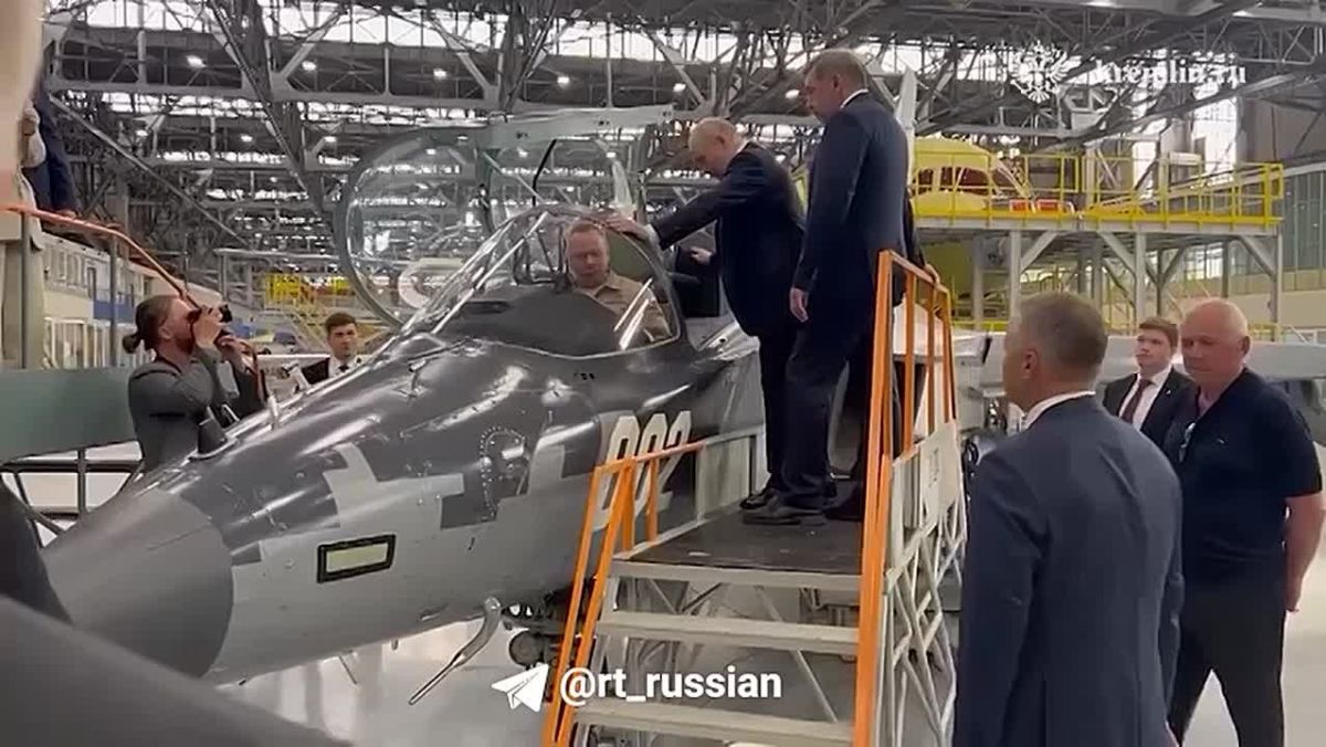 Путину впервые показали модернизированный учебно-боевой самолёт Як-130М на Иркутском авиационном заводе