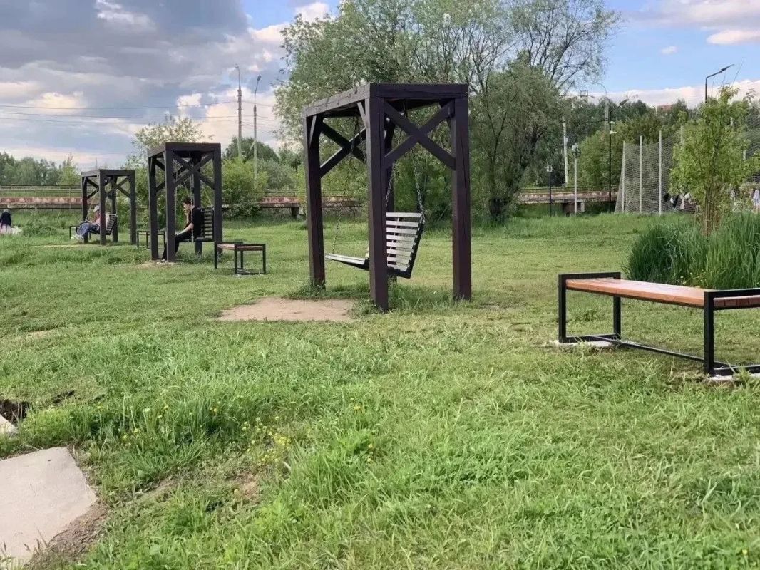 Парк в Солнечном стал комфортнее: новые скамейки и свежий песок для волейбола Парк в Солнечном стал комфортнее: новые скамейки и свежий песок для волейбола