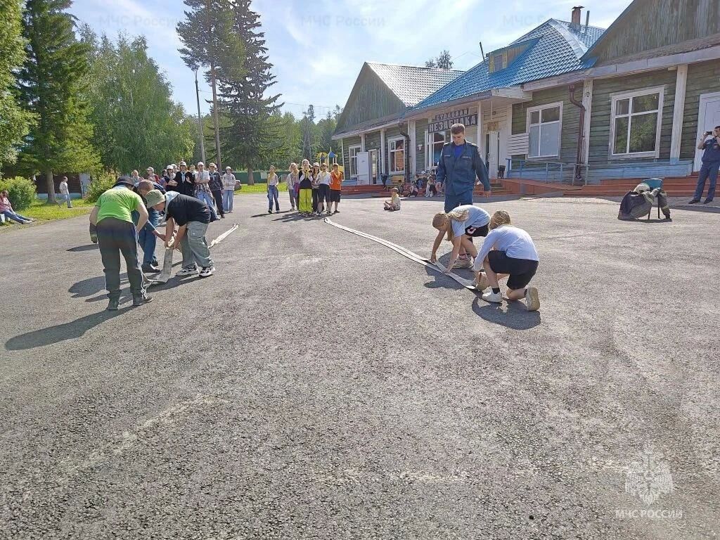 «Огненный» день смены: в детском лагере «Лосёнок» в Усть-Илимске прошли занятия по пожарной безопасности «Огненный» день смены: в детском лагере «Лосёнок» в Усть-Илимске прошли занятия по пожарной безопасности