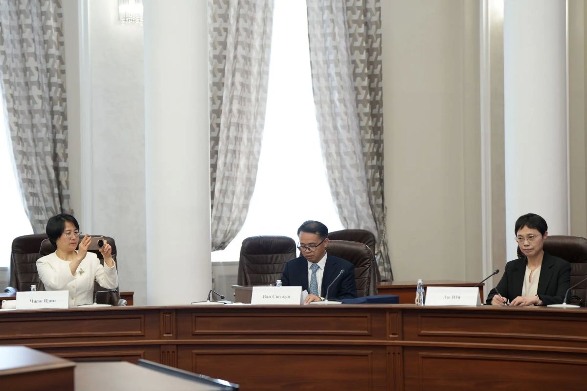 Губернатор Игорь Кобзев и замруководителя Государственного комитета по делам национальностей КНР Шэнь Ян обсудили развитие сотрудничества Губернатор Игорь Кобзев и замруководителя Государственного комитета по делам национальностей КНР Шэнь Ян обсудили развитие сотрудничества