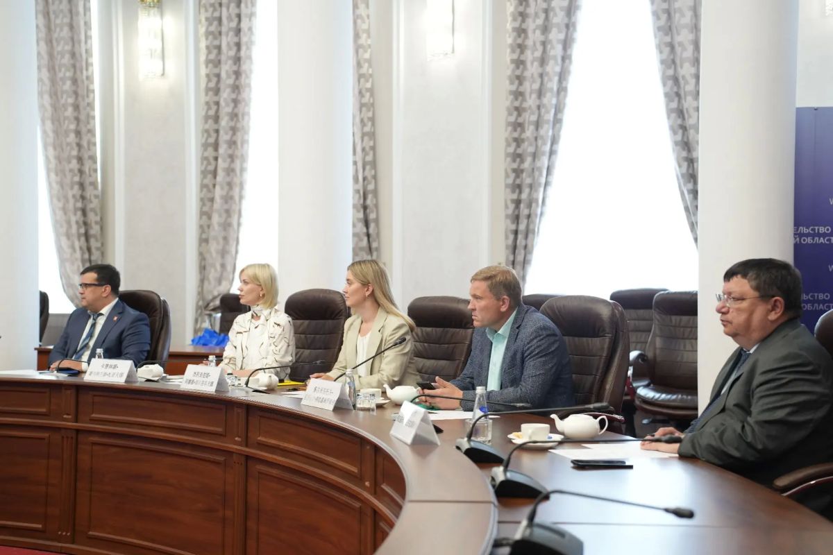 Губернатор Игорь Кобзев и замруководителя Государственного комитета по делам национальностей КНР Шэнь Ян обсудили развитие сотрудничества Губернатор Игорь Кобзев и замруководителя Государственного комитета по делам национальностей КНР Шэнь Ян обсудили развитие сотрудничества