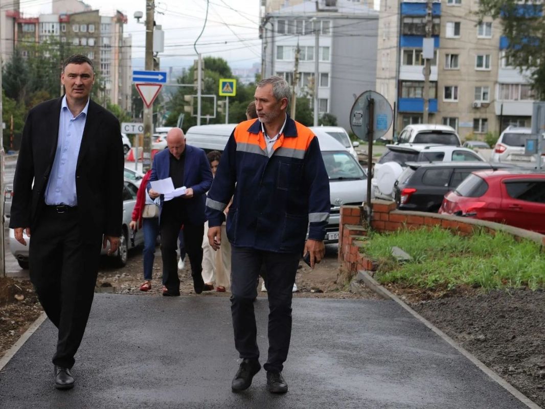 Мэр Руслан Болотов проверил ход ремонта улицы Чернышевского Мэр Руслан Болотов проверил ход ремонта улицы Чернышевского