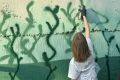 Юные иркутяне помогли художникам расписать технологический мост через Ушаковку