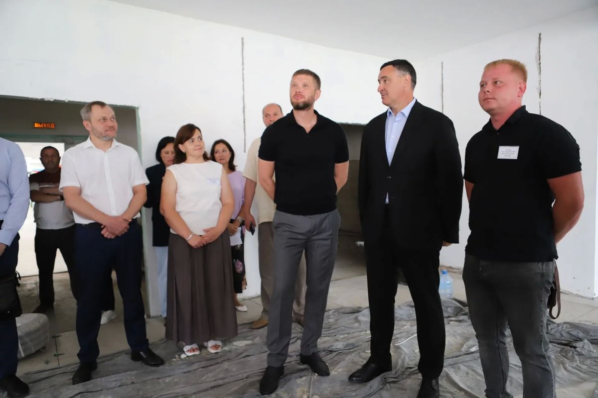 Мэр Руслан Болотов проверил ход капитального ремонта пищеблока в школе № 6 Мэр Руслан Болотов проверил ход капитального ремонта пищеблока в школе № 6