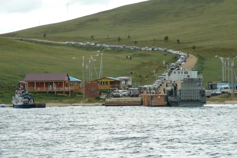 Каждый год паромная переправа Сахюрта - Ольхон превращается в настоящее испытание