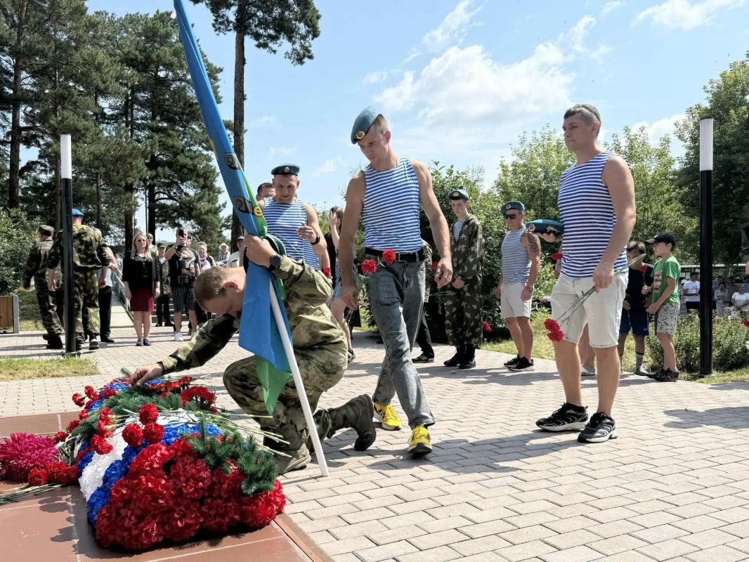 В Ангарском округе отмечают День Воздушно-десантных войск В Ангарском округе отмечают День Воздушно-десантных войск
