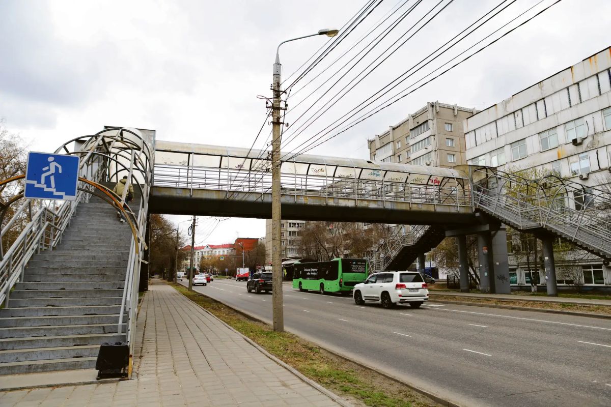 Мост над четырехполосной дорогой в районе остановки «Курорт «Ангара» — важный объект для транспортной инфраструктуры Иркутска Мост над четырехполосной дорогой в районе остановки «Курорт «Ангара» — важный объект для транспортной инфраструктуры Иркутска
