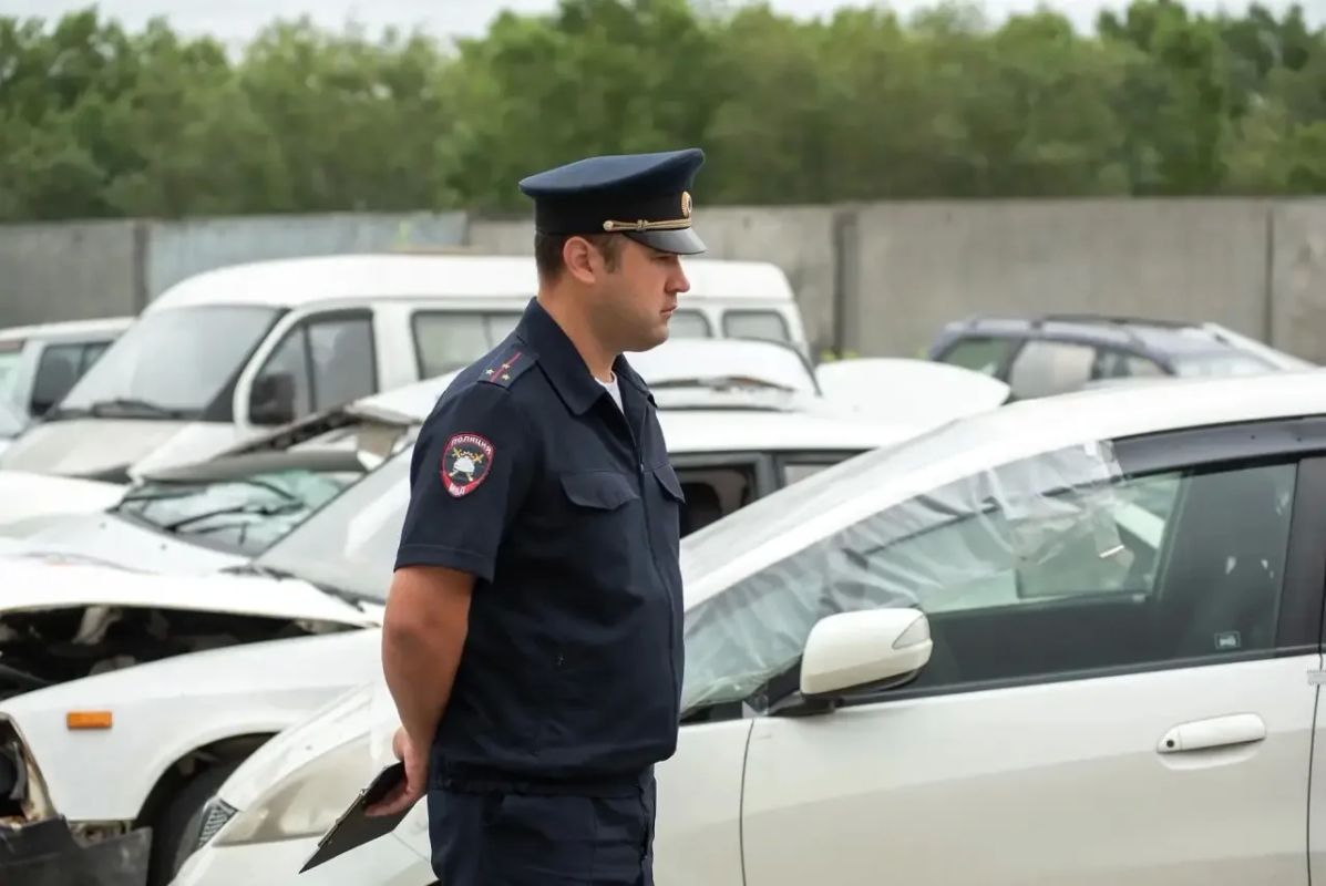 Экскурсию на специализированную штрафплощадку организовали Госавтоинспекторы для курсантов автошколы в Шелехове Экскурсию на специализированную штрафплощадку организовали Госавтоинспекторы для курсантов автошколы в Шелехове
