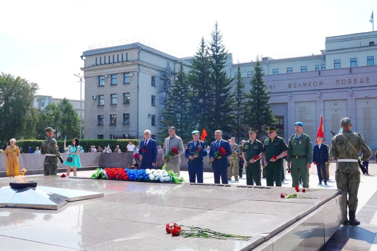 В Иркутске на мемориальном комплексе «Вечный огонь Славы» состоялся митинг, посвященный Дню Воздушно-десантных войск России В Иркутске на мемориальном комплексе «Вечный огонь Славы» состоялся митинг, посвященный Дню Воздушно-десантных войск России