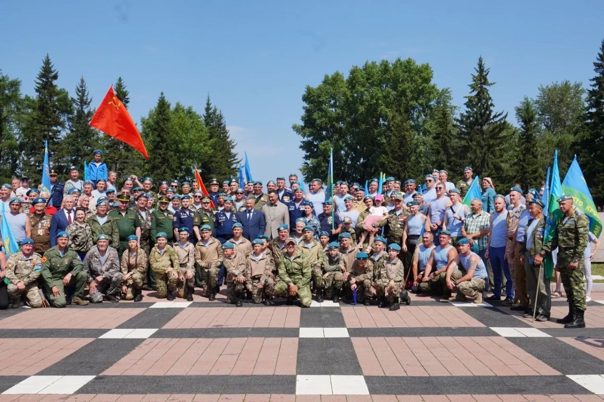 В Иркутске на мемориальном комплексе «Вечный огонь Славы» состоялся митинг, посвященный Дню Воздушно-десантных войск России В Иркутске на мемориальном комплексе «Вечный огонь Славы» состоялся митинг, посвященный Дню Воздушно-десантных войск России