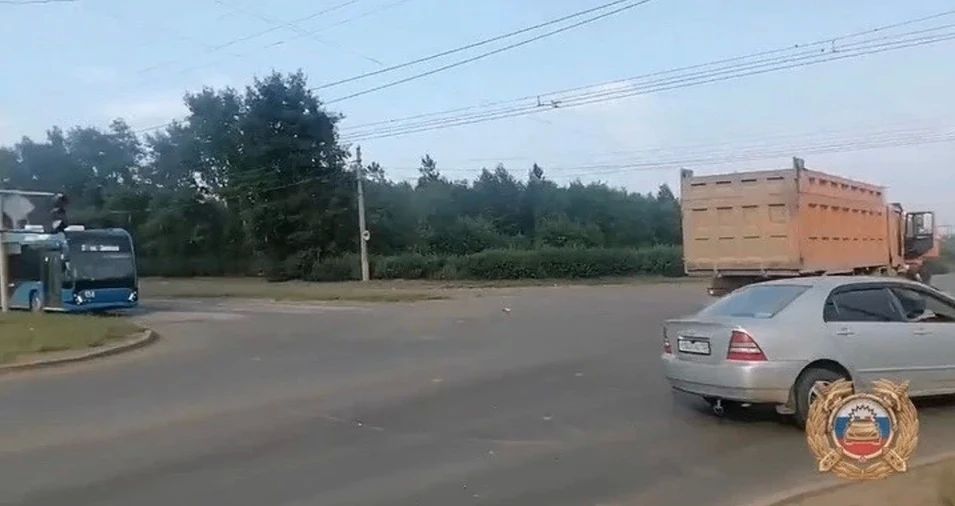 В Братске на регулируемом перекрёстке в Центральном районе столкнулись пассажирский автобус ПАЗ и самосвал SHACMAN