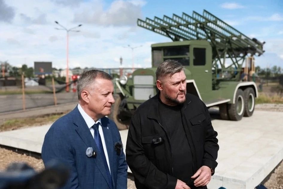 В рамках рабочей поездки в Черемхово губернатор Иркутской области Игорь Кобзев и мэр города Вадим Семенов осмотрели Мемориально-ландшафтный комплекс «Память поколений», где проходит масштабное благоустройство