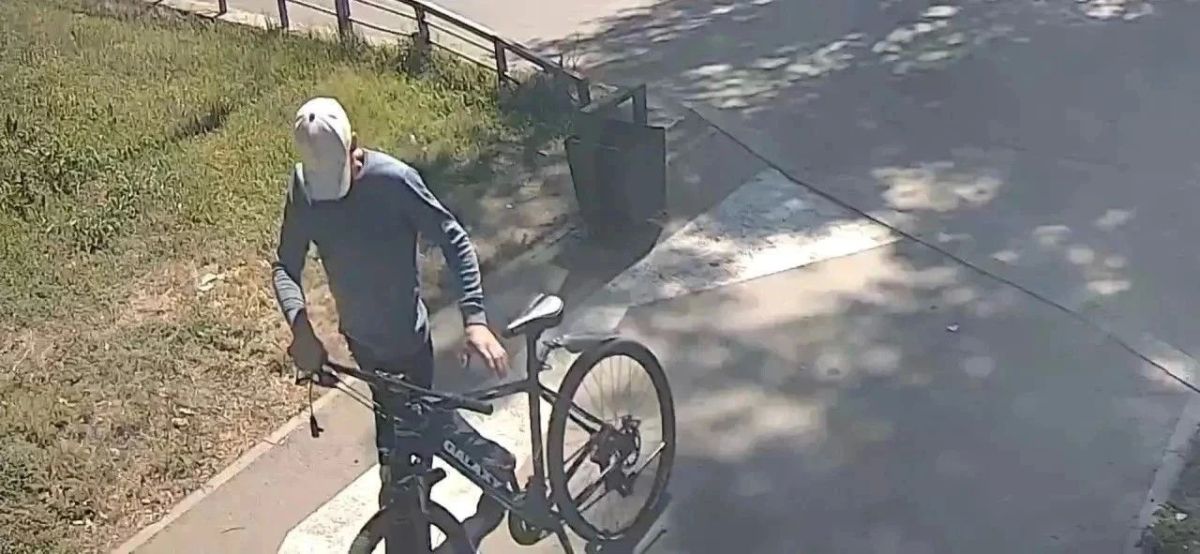 Перерезал противоугонный трос и уехал на чужом велосипеде