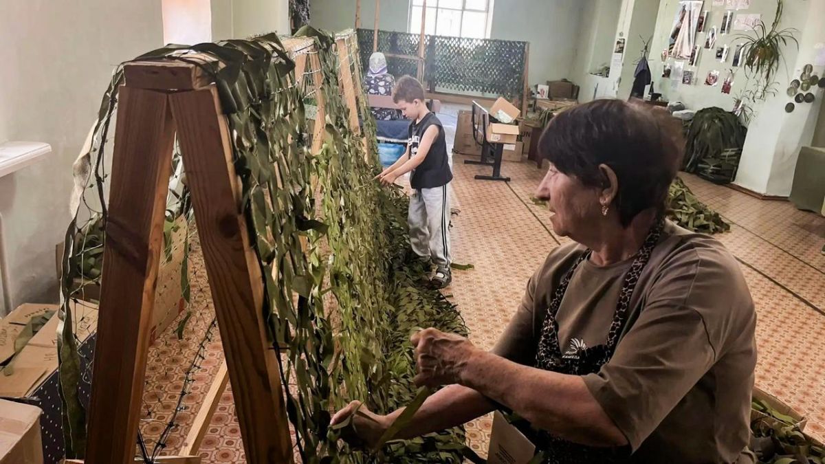Волонтёры Усолья-Сибирского плетут маскировочные сети Волонтёры Усолья-Сибирского плетут маскировочные сети
