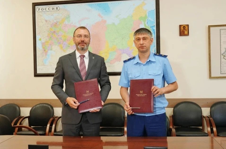 Председатель Законодательного Собрания Иркутской области Александр Ведерников и прокурор Иркутской области Сергей Паволин подписали соглашение о взаимодействии в сфере правотворческой деятельности