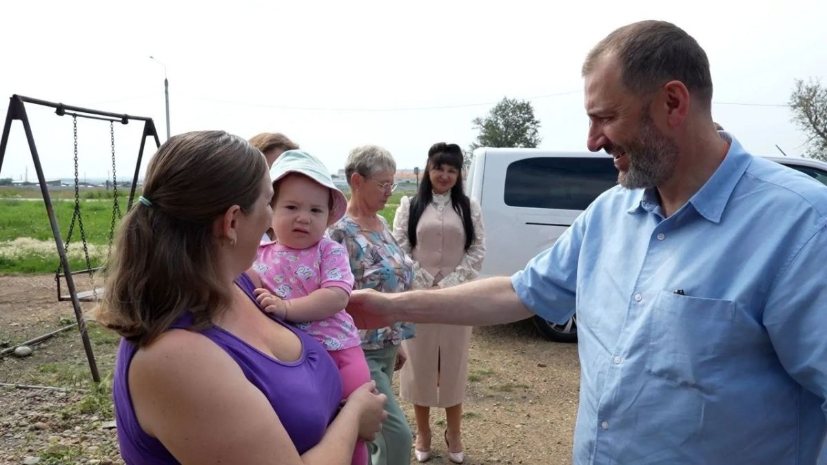 Во время рабочей поездки по территориям у семьи Белоголовых в Зерновом побывал спикер ЗС Александр Ведерников
