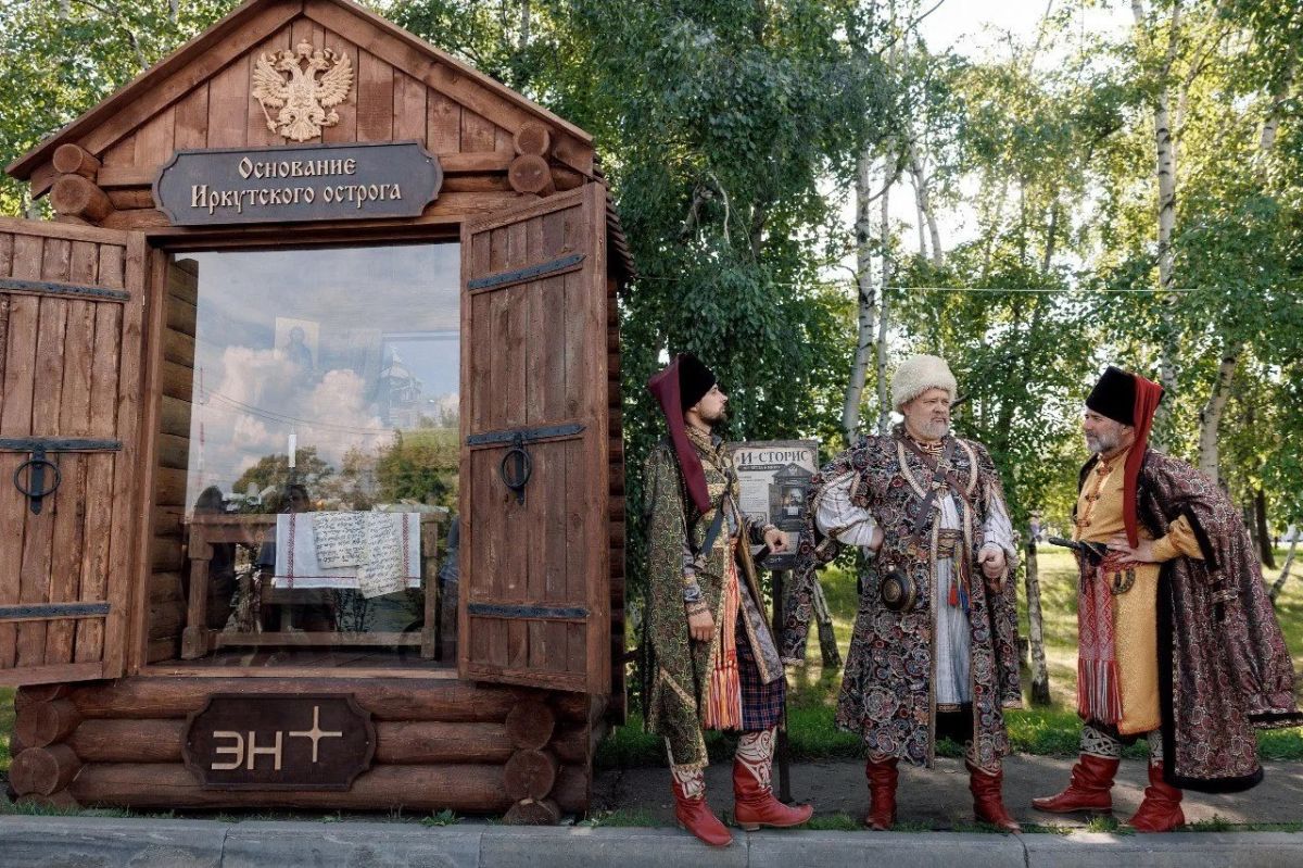 В Иркутске на острове Конный открылось арт-пространство «И-сторис» — шесть арт-объектов в виде окон, каждое из которых переносит в свою эпоху