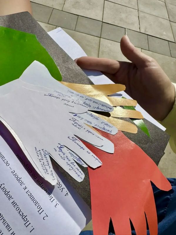 В Международный день светофора Госавтоинспекторы в Усть-Илимске приняли участие в акции «Маленький страж больших дорог» В Международный день светофора Госавтоинспекторы в Усть-Илимске приняли участие в акции «Маленький страж больших дорог»
