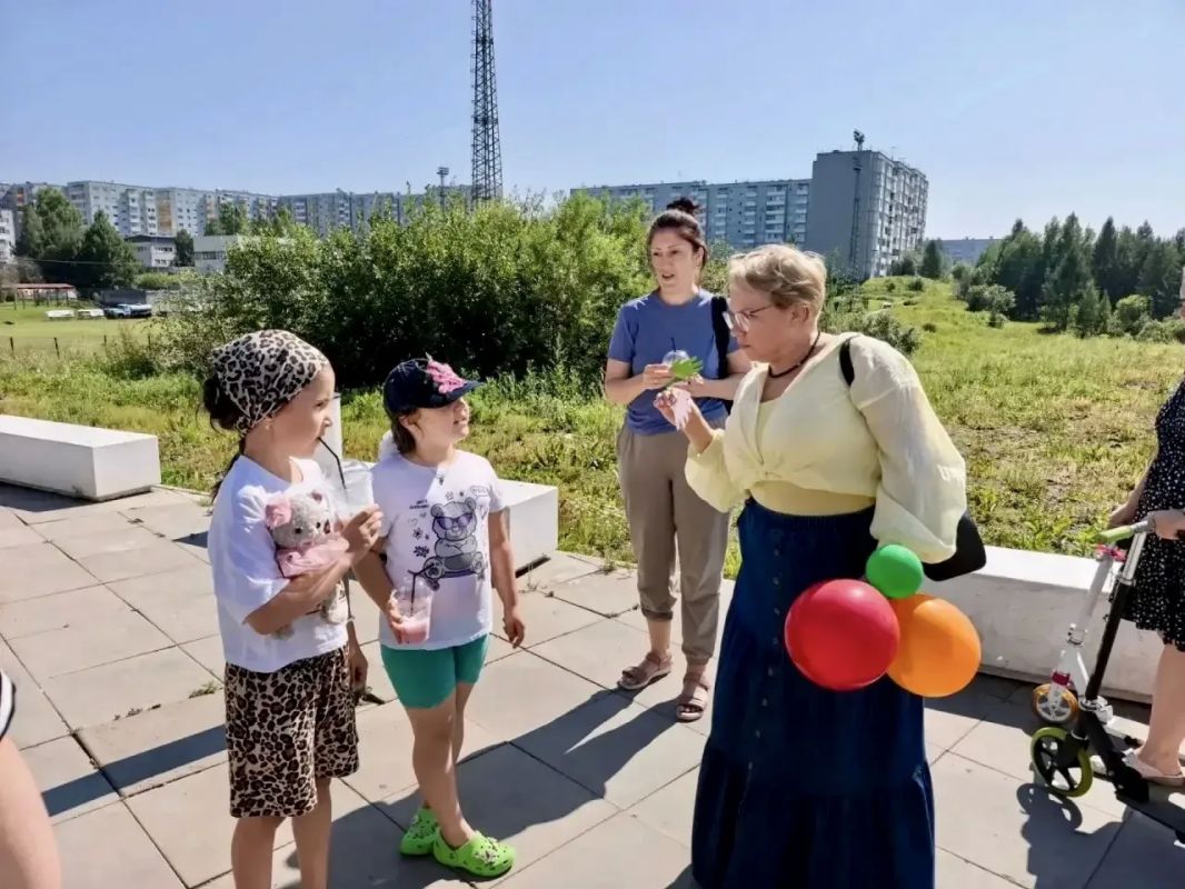 В Международный день светофора Госавтоинспекторы в Усть-Илимске приняли участие в акции «Маленький страж больших дорог» В Международный день светофора Госавтоинспекторы в Усть-Илимске приняли участие в акции «Маленький страж больших дорог»
