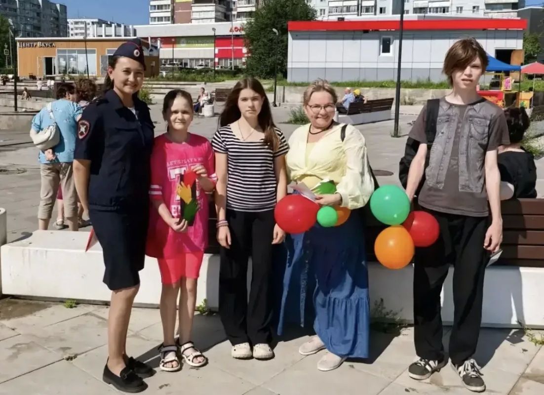 В Международный день светофора Госавтоинспекторы в Усть-Илимске приняли участие в акции «Маленький страж больших дорог» В Международный день светофора Госавтоинспекторы в Усть-Илимске приняли участие в акции «Маленький страж больших дорог»