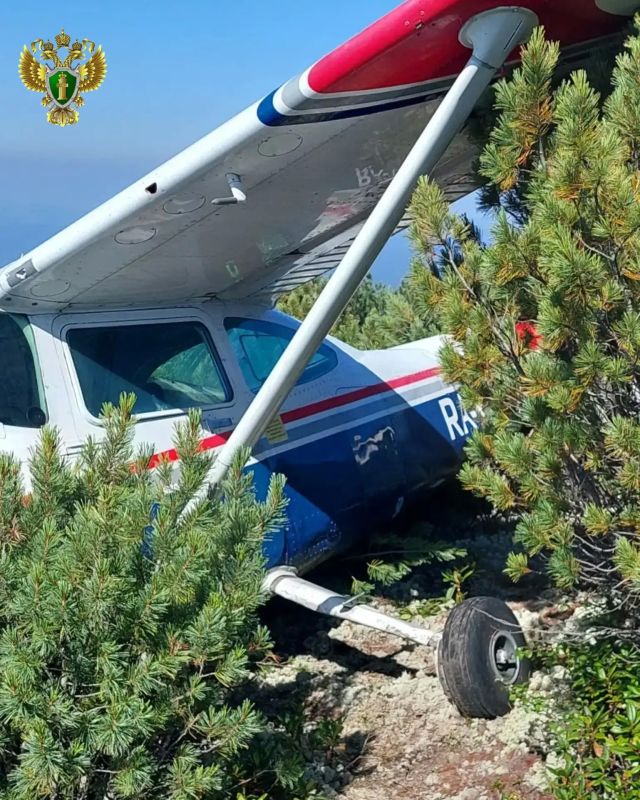 Экипаж самолета Cessna эвакуирован Экипаж самолета Cessna эвакуирован