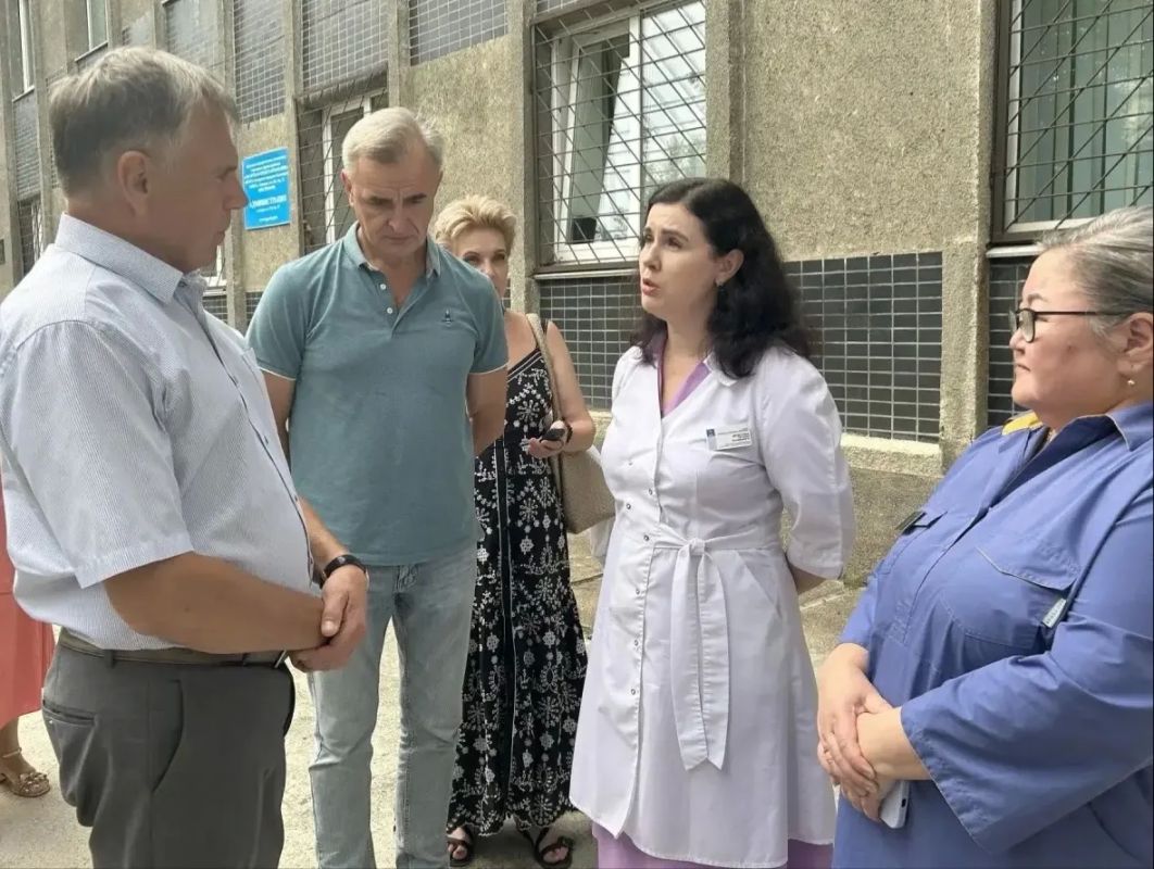 Сергей Петров: Накануне вместе с председателем Думы Александром Александровичем Городским и моим замом Мариной Степановной Сасиной посетили отделения Ангарской городской больницы, пообщались с медицинским персоналом и... Сергей Петров: Накануне вместе с председателем Думы Александром Александровичем Городским и моим замом Мариной Степановной Сасиной посетили отделения Ангарской городской больницы, пообщались с медицинским персоналом и...