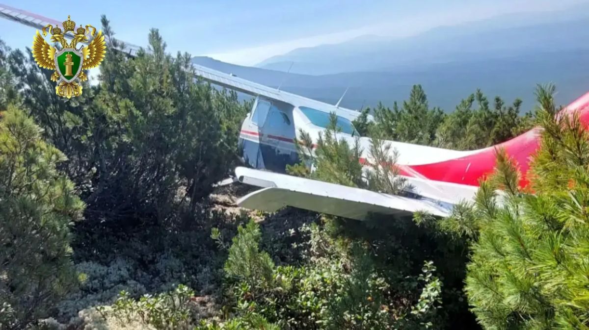 Экипаж самолета Cessna эвакуирован Экипаж самолета Cessna эвакуирован