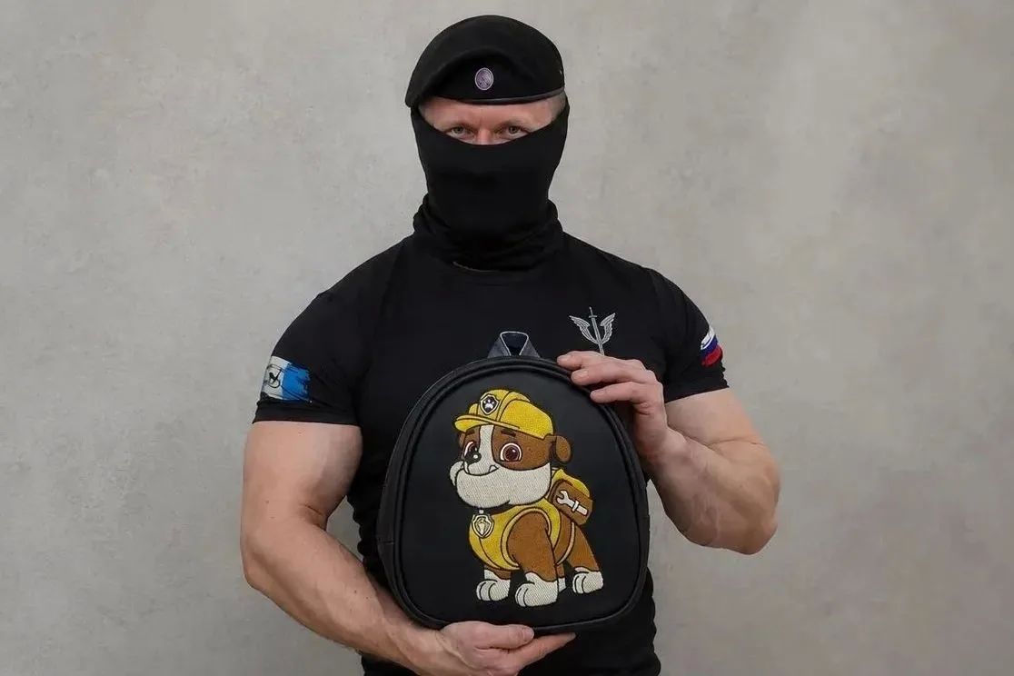 Знакомьтесь, на фото — Евгений — офицер ОМОН «УДАР» Управления Росгвардии по Иркутской области и пятидесятый участник конкурса нашей редакции «Золотые руки Иркутска — 2026»