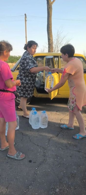 Игорь Кастюкевич: Херсонская область. В Нижнесерогозском округе начали адресную доставку бутилированный питьевой воды маломобильным, многодетным и одиноким гражданам Игорь Кастюкевич: Херсонская область. В Нижнесерогозском округе начали адресную доставку бутилированный питьевой воды маломобильным, многодетным и одиноким гражданам